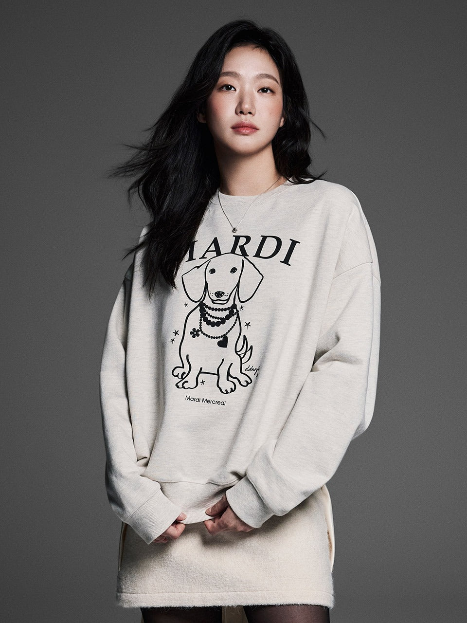 SWEATSHIRT SWING THE TAIL DDANJI PEARL NECKLACE_OATMEAL BLACK