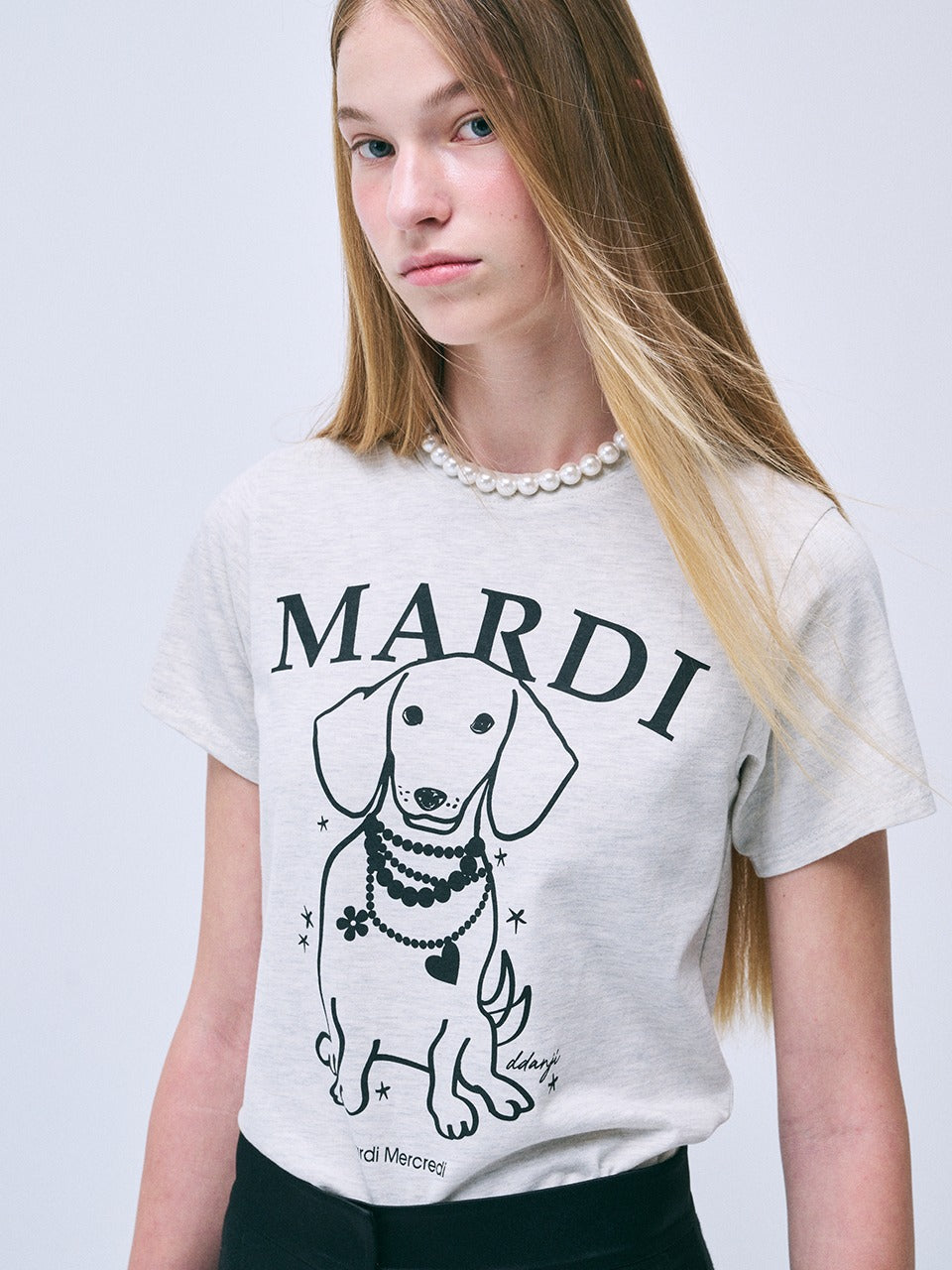 SLIM TSHIRT SWING THE TAIL DDANJI PEARL NECKLACE_OATMEAL BLACK