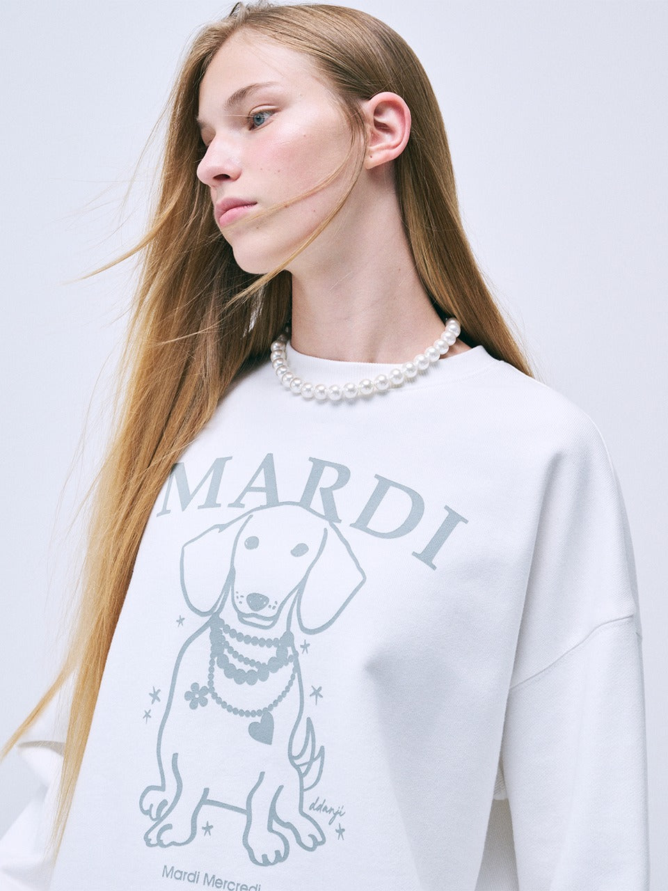 SWEATSHIRT SWING THE TAIL DDANJI PEARL NECKLACE_WHITE LIGHTGREY