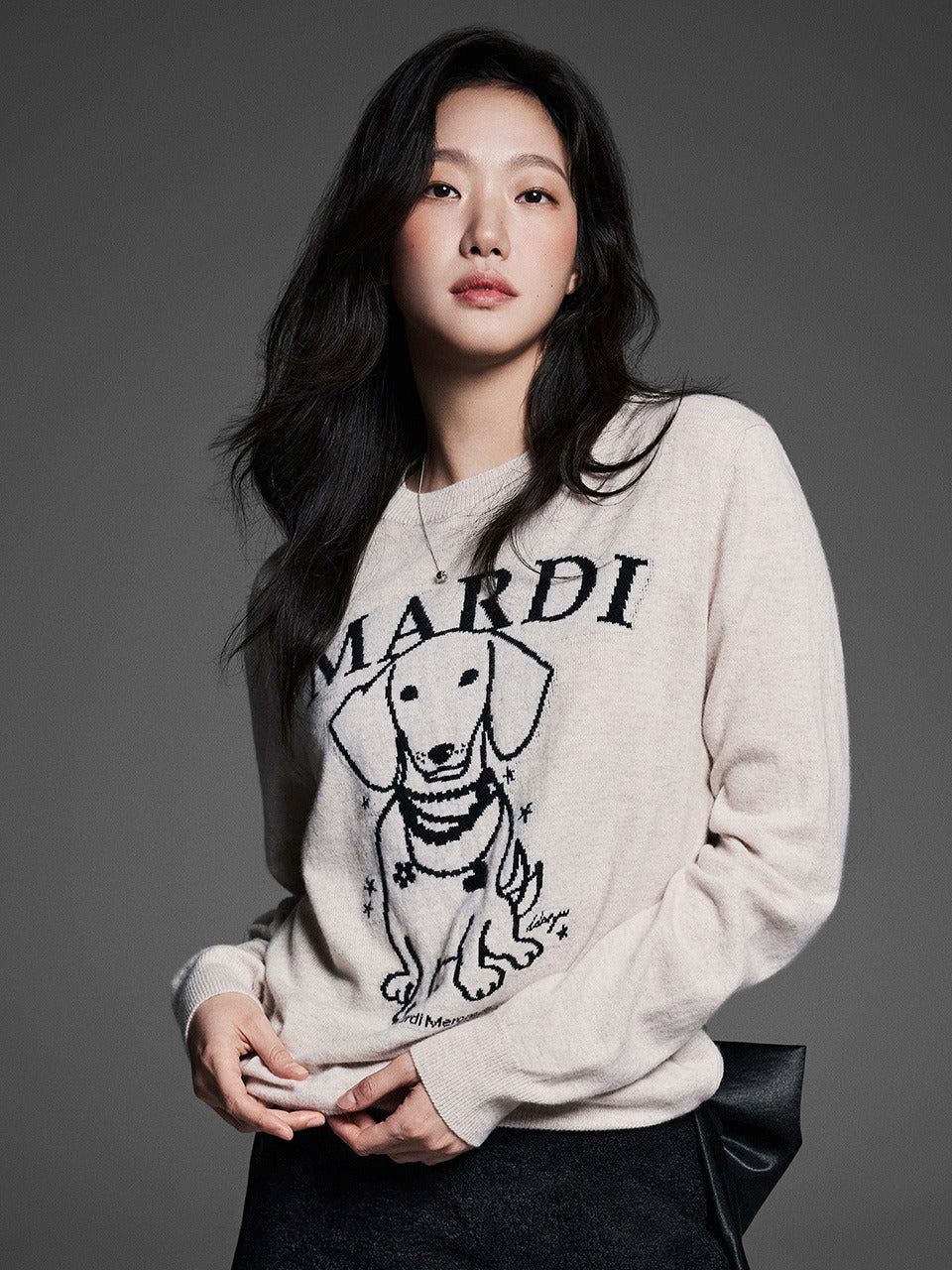 CASHMERE CREW NECK SWING THE TAIL DDANJI PEARL NECKLACE_LIGHTBEIGE BLACK