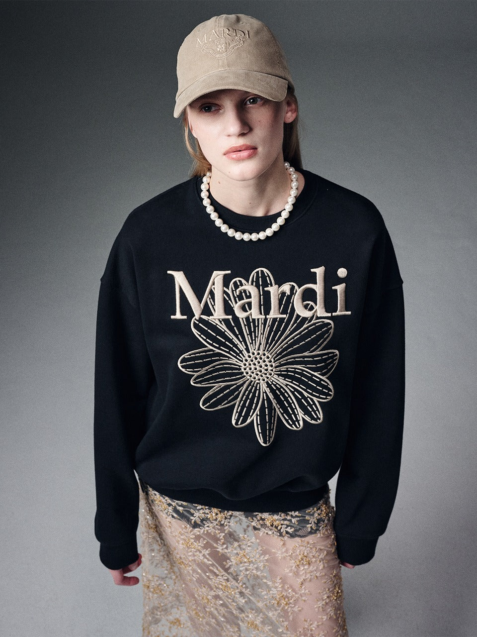 SWEATSHIRT FLOWERMARDI NEEDLEWORK_BLACK BEIGE