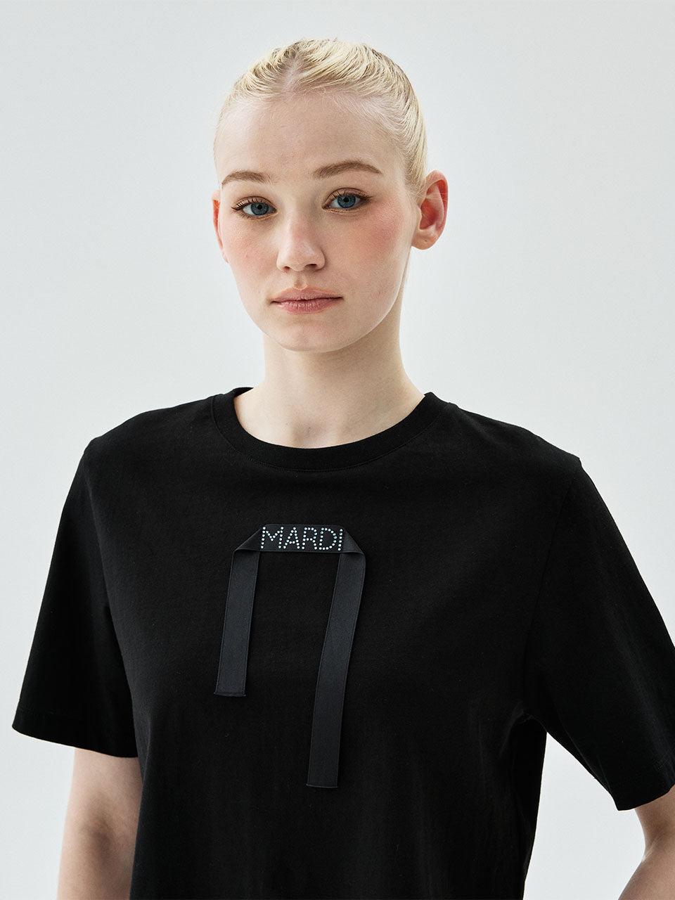 CROPPED BASIC TSHIRT LOGO TAPE DETAIL_BLACK
