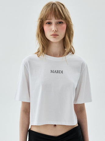 CROPPED BASIC TSHIRT MARDI SERIF LOGO_WHITE