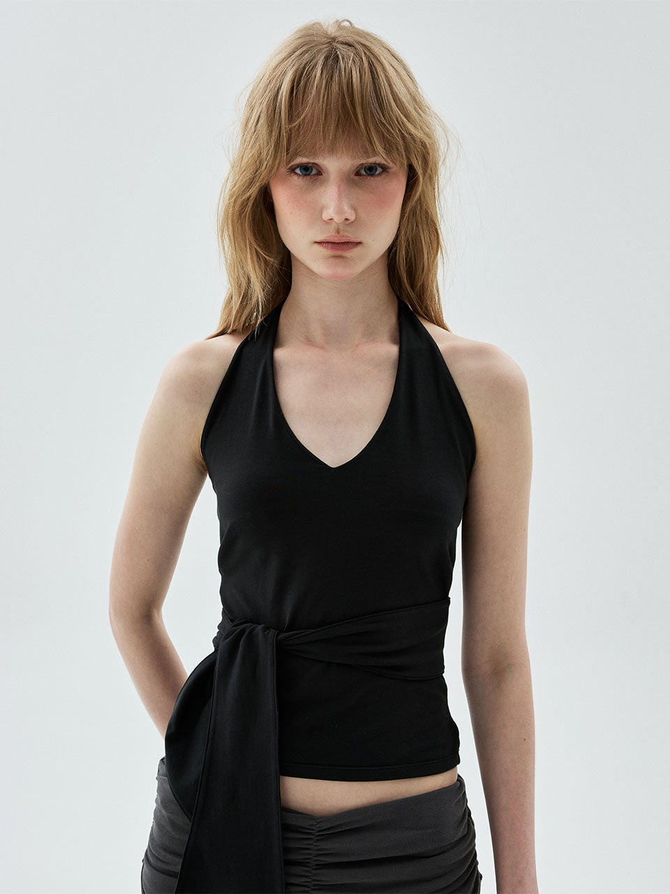TOP HALTER NECK TIE DETAIL_BLACK