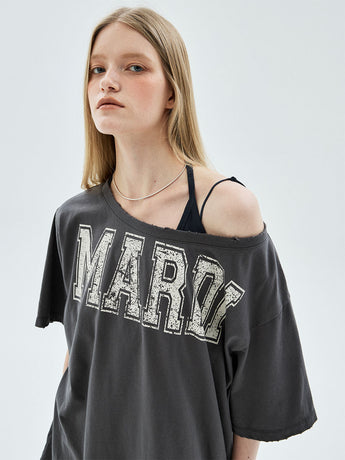 TSHIRT OFF SHOULDER CRACKED LOGO DESTROYED_CHARCOAL BEIGE