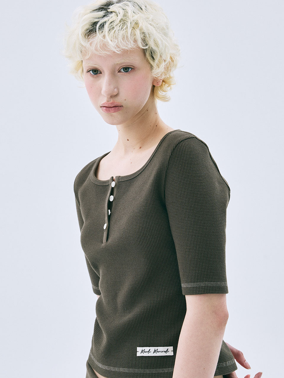 WAFFLE SLIM TOP HENLEY NECK HALF SLEEVE_BROWN
