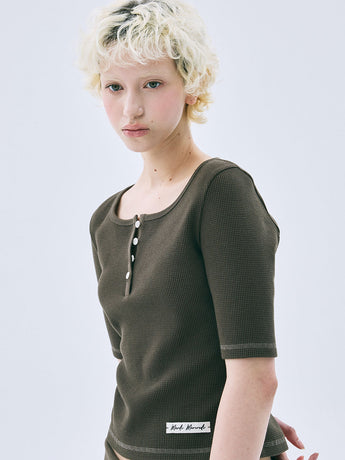 WAFFLE SLIM TOP HENLEY NECK HALF SLEEVE_BROWN