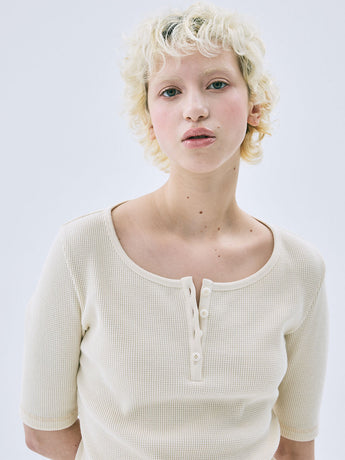 WAFFLE SLIM TOP HENLEY NECK HALF SLEEVE_BUTTER