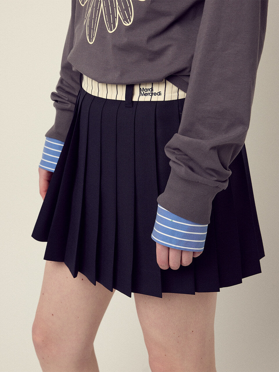 [Available from Sep 1] WOOL PLEATED MINI SKIRT CONTRAST WAISTBAND_NAVY