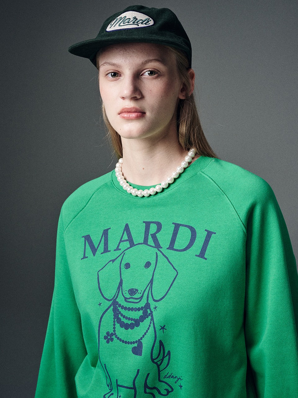 SWEATSHIRT RAGLAN SWING THE TAIL DDANJI PEARL NECKLACE_GREEN NAVY